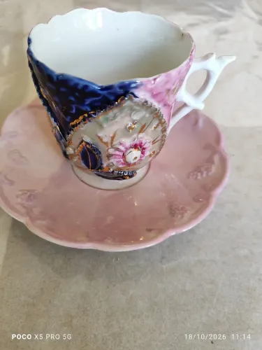 Antiga Xícara De Coleção Café Porcelana Nacarada Relevo Floral Ouro