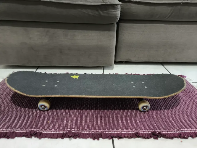 Vendo skate novo, pouco usado, inteiro