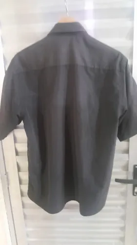Camisa social preta manga curta.
