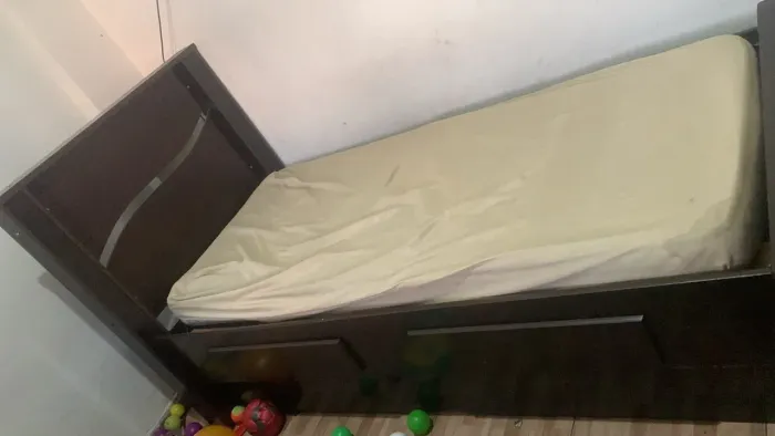 Vendo bi cama com colchão