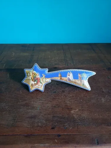 Estrela de Natal em metal com cena do nascimento de Jesus