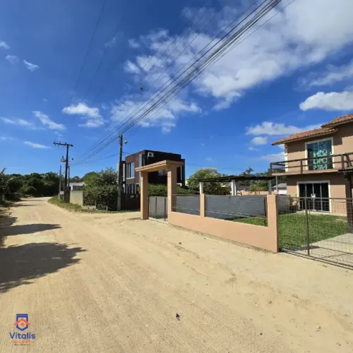 Casa em Imbituba localizada no bairro Alto Arroio, situada á 150 metros até a lagoa 