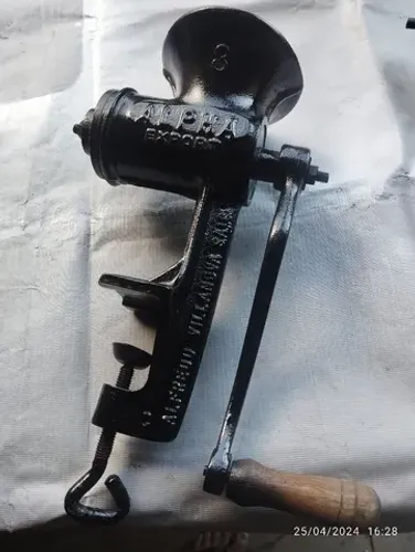 Vendo lindo moedor de carne ler o anúncio