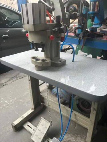 Máquina de Aplicar Botões Cabeçote Triplo