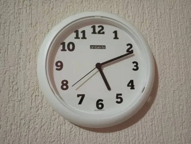 A elegância e a beleza de um relógio de parede produto novo 