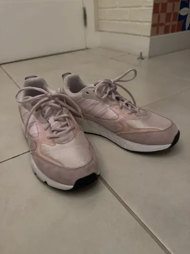 Maravilhoso e mega confortável tênis adidas