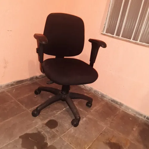 Cadeira de escritório preta com rodinhas