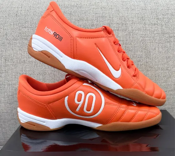 Chuteira Nike Total 90 - Laranja tamanho 9,5 /41 
