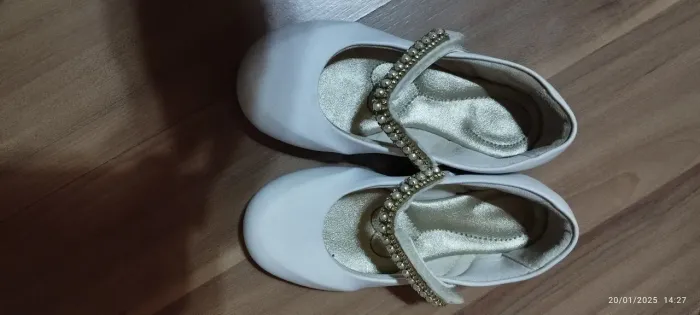 Sapatilhas de Festa para Bebê - Brancas com Pedrarias