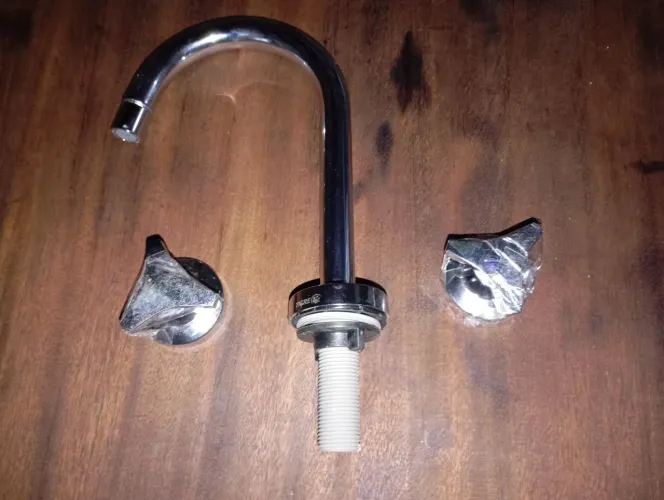 Torneira Cromada para Cozinha ou Banheiro