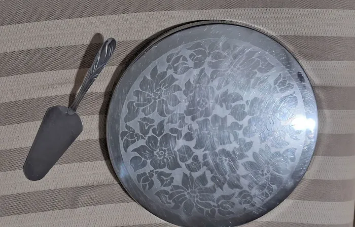 Prato de torta em inox trabalhado e pá