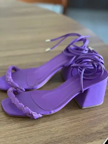 Sandália Roxo com Detalhes Trançados Via Mia