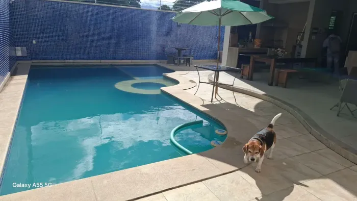Luxuosa casa de 4/4 com suites, piscina e área gourmet