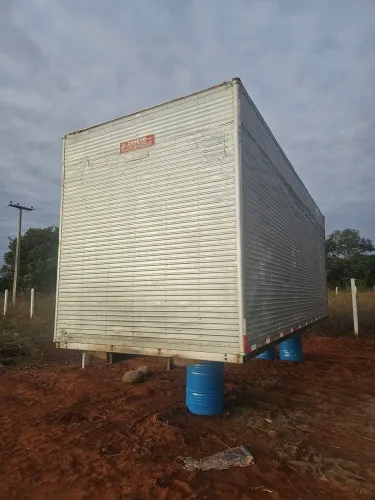 Baú Facchini caminhão toco 7m x 2,80m altura lastro na chapa xadrez 