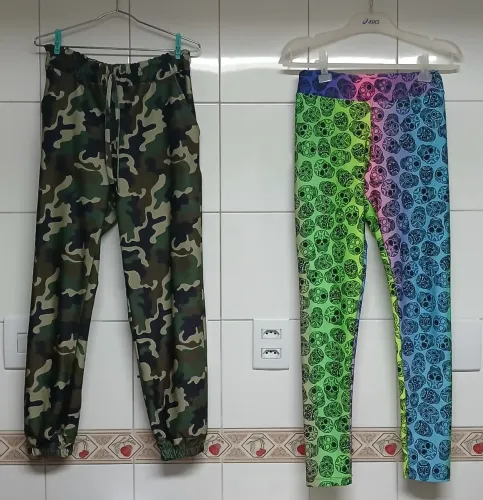 Kit 2 Calças Legging Esportivas Camuflada e Colorida com Crânios Tamanhos M
