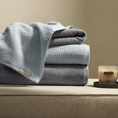 Cama, mesa e banho