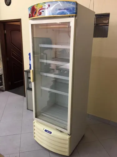 Refrigerador Metal Frio VB43 378L usado. Excelente estado