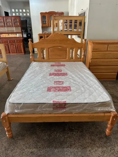 Cama de madeira maciça