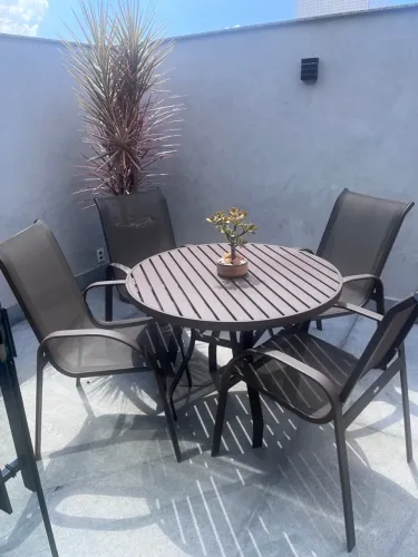 Jogo de mesa jardim/piscina redonda ripada alumínio com cadeiras.