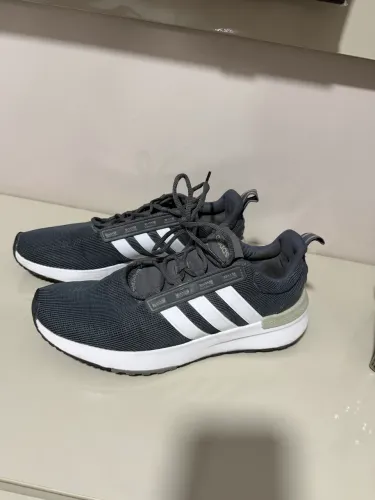 Tênis adidas 