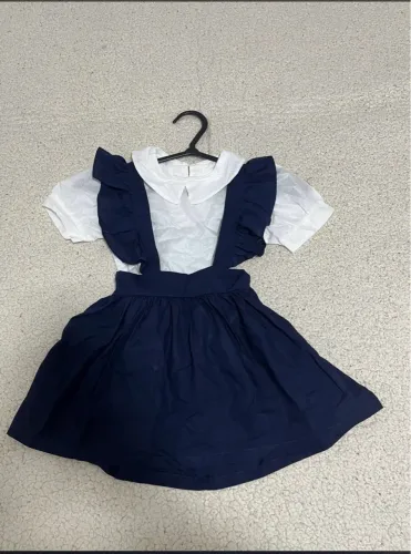 Jardineira Infantil Azul Marinho com Detalhes tamanho 2 anos.