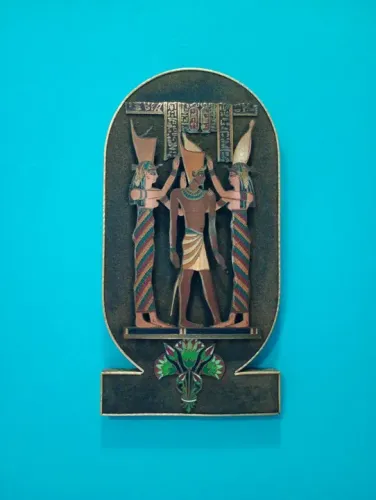 Placa de Parede de Ramsés com Isis e Hathor em Metal