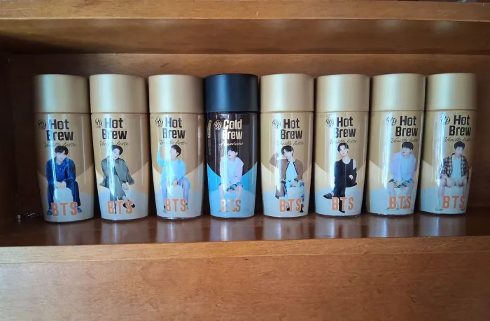 Conjunto de frascos colecionáveis de café da marca BTS