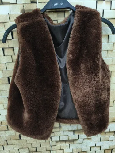 Colete de pelúcia marrom