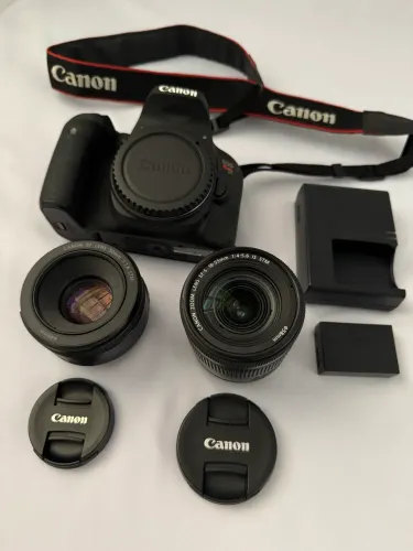 Câmera Canon T7i com acessórios + lente 50mm + case/bolsa 