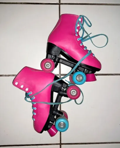 Patins Clássico - 4 Rodas - Rosa - Tamanho 35/36 + Capacete 