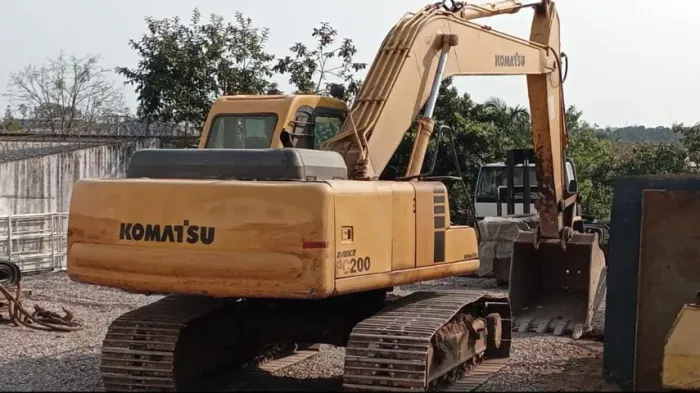 Escavadeira hidráulica komatsu PC 200 , 2006 , DE 245 mil por 180mil