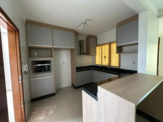 Sobrado para aluguel com 250 metros quadrados com 3 quartos em Vila Progresso - Maringá -