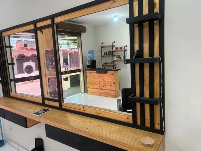 Espelho para Barbearia com Prateleiras