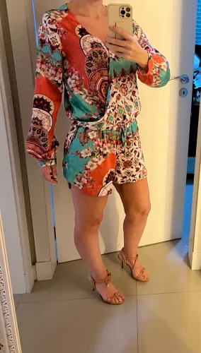 Macaquinho sofisticado, estampado, curto com manga longa 