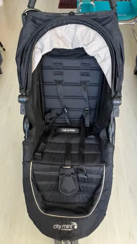 Carrinho de bebê 3 rodas Baby Jogger City Mini Black
