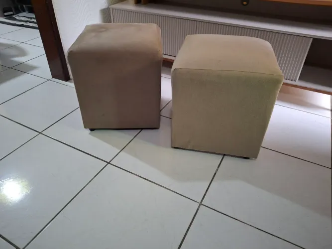 Puffs quadrados para sala de estar
