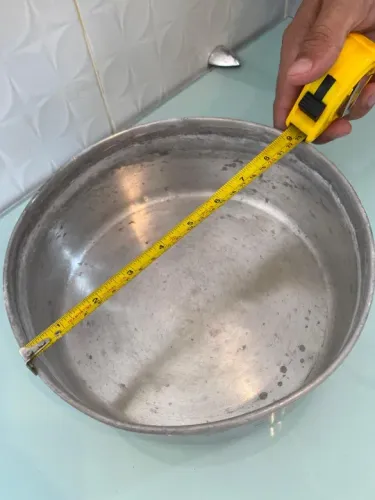 Forma de bolo assadeira de alumínio redonda média 23cm de diâmetro.