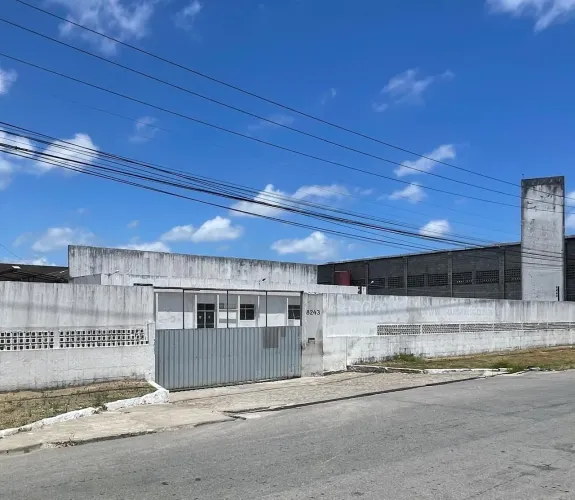 Alugo Galpão com 5 docas.