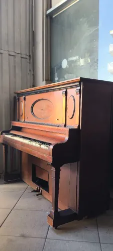 PIANO ANTIGO COM DEFEITO