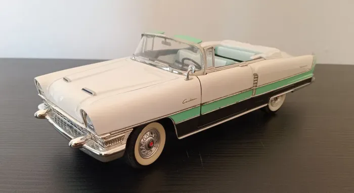 Miniatura Packard Caribbean 1955 1:18 Road Signature 