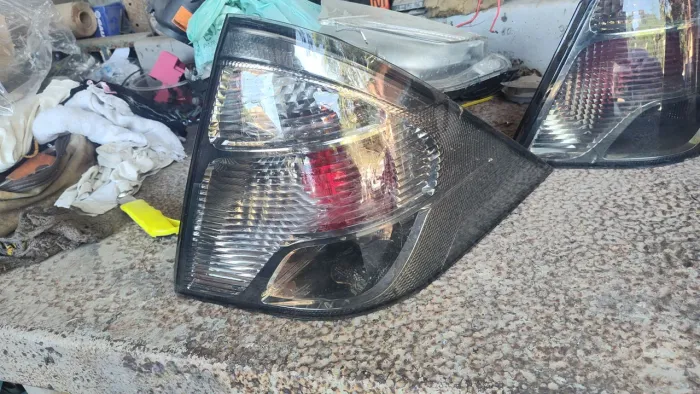 Lanterna traseira Ford Fiesta Sedan fumê 2010 a 2015 original lado direito com detalhes