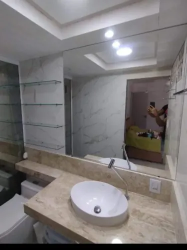 Box para banheiro, espelhos, gabinete para pias,mesas ,portas sobre trilhos etc 