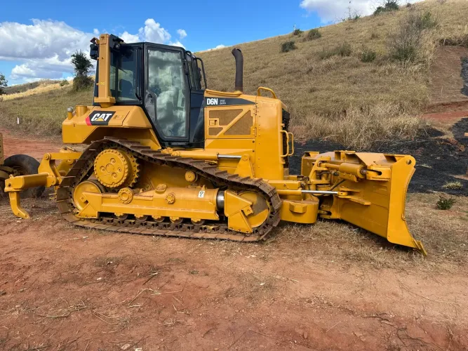 Trator de Esteiras Caterpillar D6N