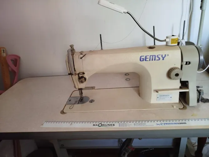 Máquina de Costura reta Industrial GEMSY