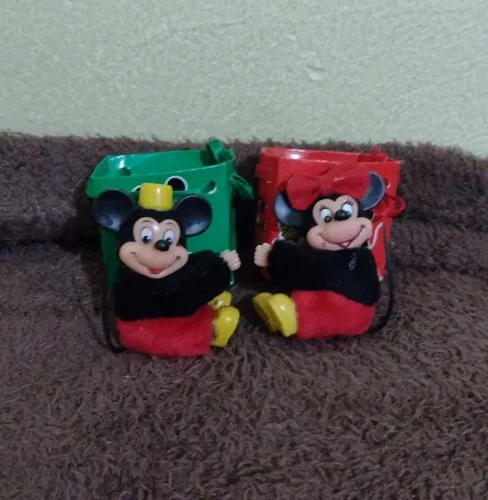 Mickey e Minnie agarradinhos antigo