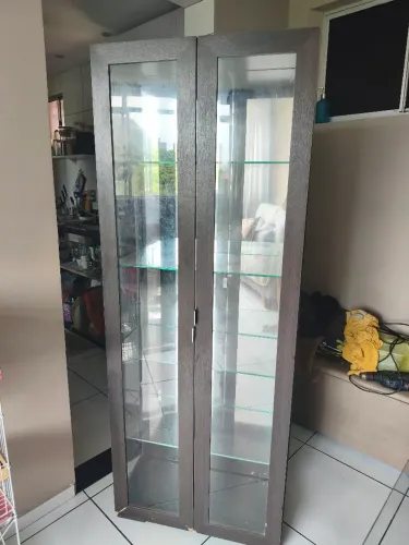 Cristaleira espelhada com portas de vidro 