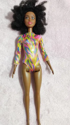 Boneca Barbie Profissões Ginasta Rítmica Negra.