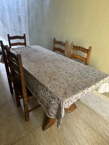 Mesa de madeira maciça 