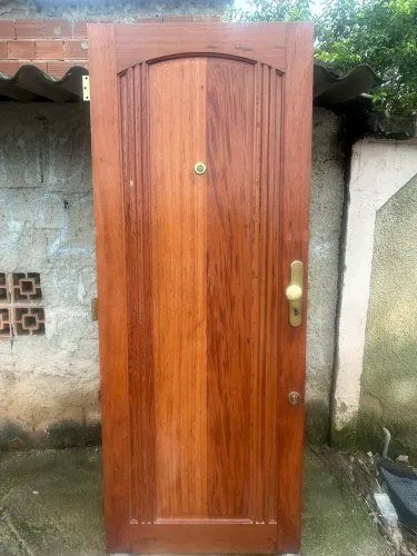 Porta de madeira maciça