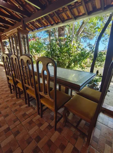 Mesa de madeira maciça com 8 Cadeiras